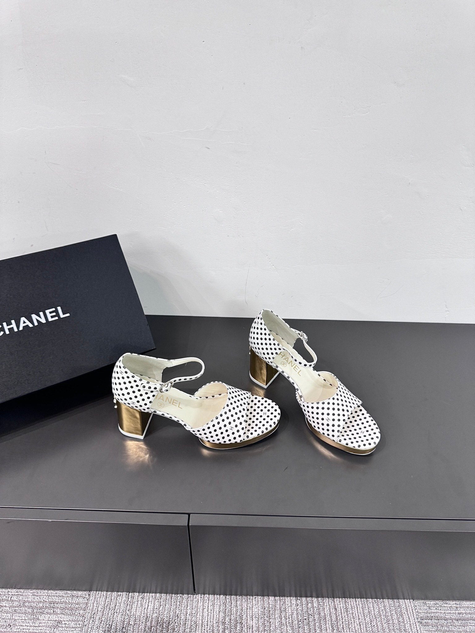 BLOCK HEEL SANDALS WHITE POLKA DOT SHEEPSKIN