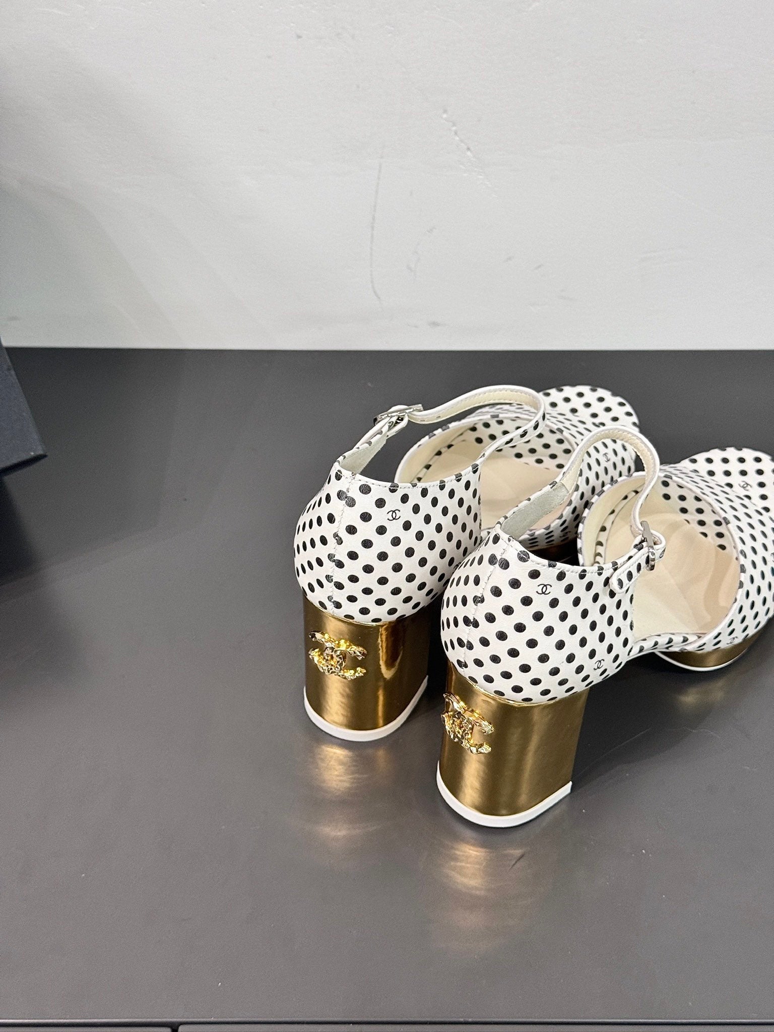 BLOCK HEEL SANDALS WHITE POLKA DOT SHEEPSKIN