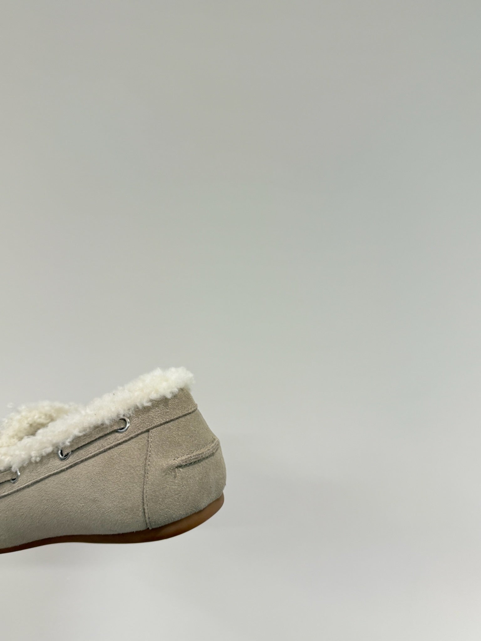 LACE-UP LOAFERS IN BEIGE SUEDE AND WHITE FLEECE LINING