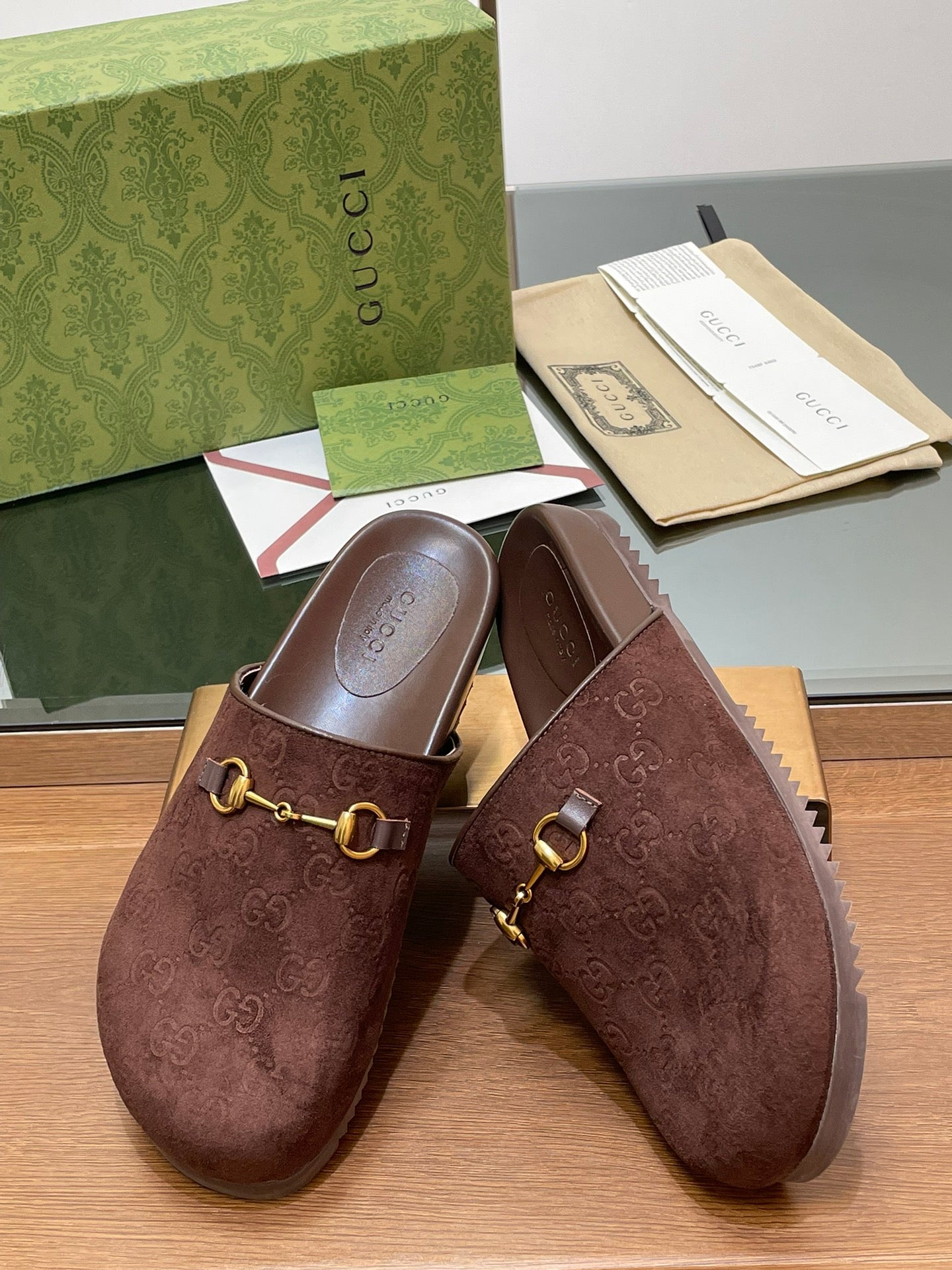 GG HORSEBIT MULE IN CHOCOLATE BROWN EMBOSSED SUEDE AND SHEEPSKIN LINING