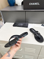 THONG SLIPPERS IN BLACK COWHIDE