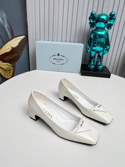 PRADA 26S SQUARE TOE PUMPS BLOCK HEEL 40MM IN WHITE PATENT CALFSKIN WITH LOGO