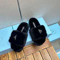 THICK-SOLED FUR SLIDES BLACK WITH TRIANGLE LOGO