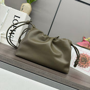 LOE MEDIUM 30 FLAMENCO PURSE BUCKET IN ARMY GREEN LAMBSKIN