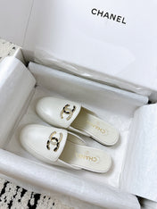 CC FLAT MULE IN WHITE CALFSKIN HARDWARE WITH ROCK MIX CHAIN