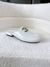 CC FLAT MULE IN WHITE CALFSKIN HARDWARE WITH ROCK MIX CHAIN