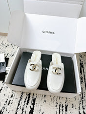 CC FLAT MULE IN WHITE CALFSKIN HARDWARE WITH ROCK MIX CHAIN