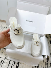 CC FLAT MULE IN WHITE CALFSKIN HARDWARE WITH ROCK MIX CHAIN