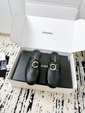 CC FLAT MULE IN BLACK CALFSKIN HARDWARE WITH ROCK MIX CHAIN