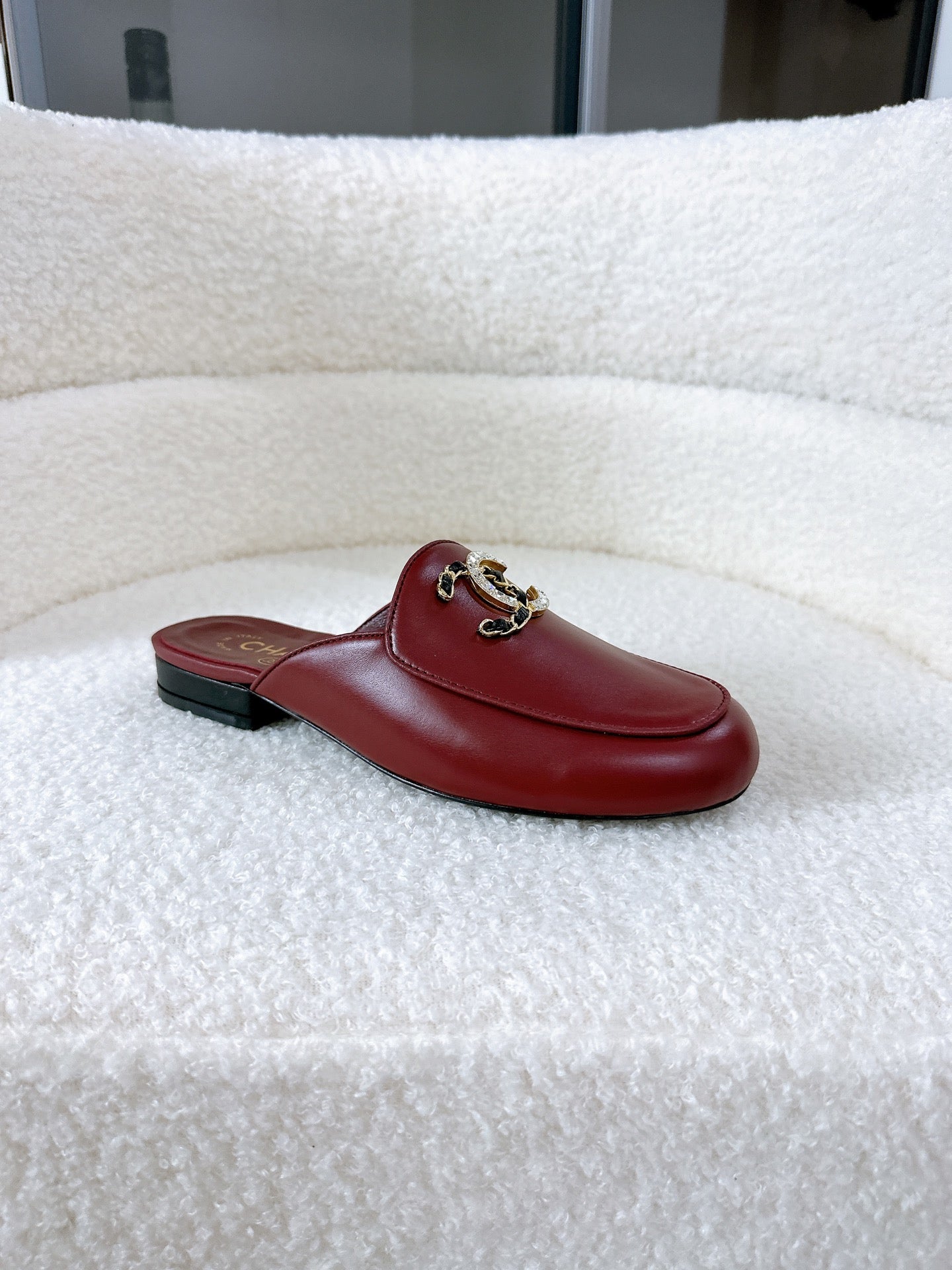 CC FLAT MULE IN RUBY RED CALFSKIN HARDWARE WITH ROCK MIX CHAIN