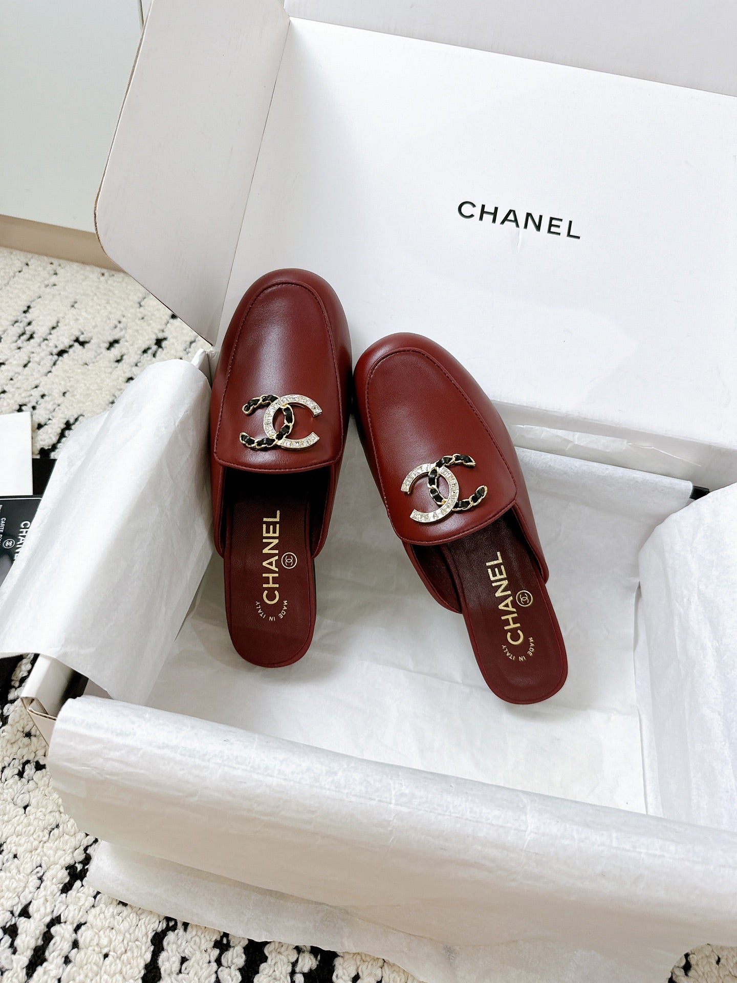 CC FLAT MULE IN RUBY RED CALFSKIN HARDWARE WITH ROCK MIX CHAIN