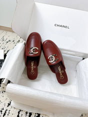 CC FLAT MULE IN RUBY RED CALFSKIN HARDWARE WITH ROCK MIX CHAIN