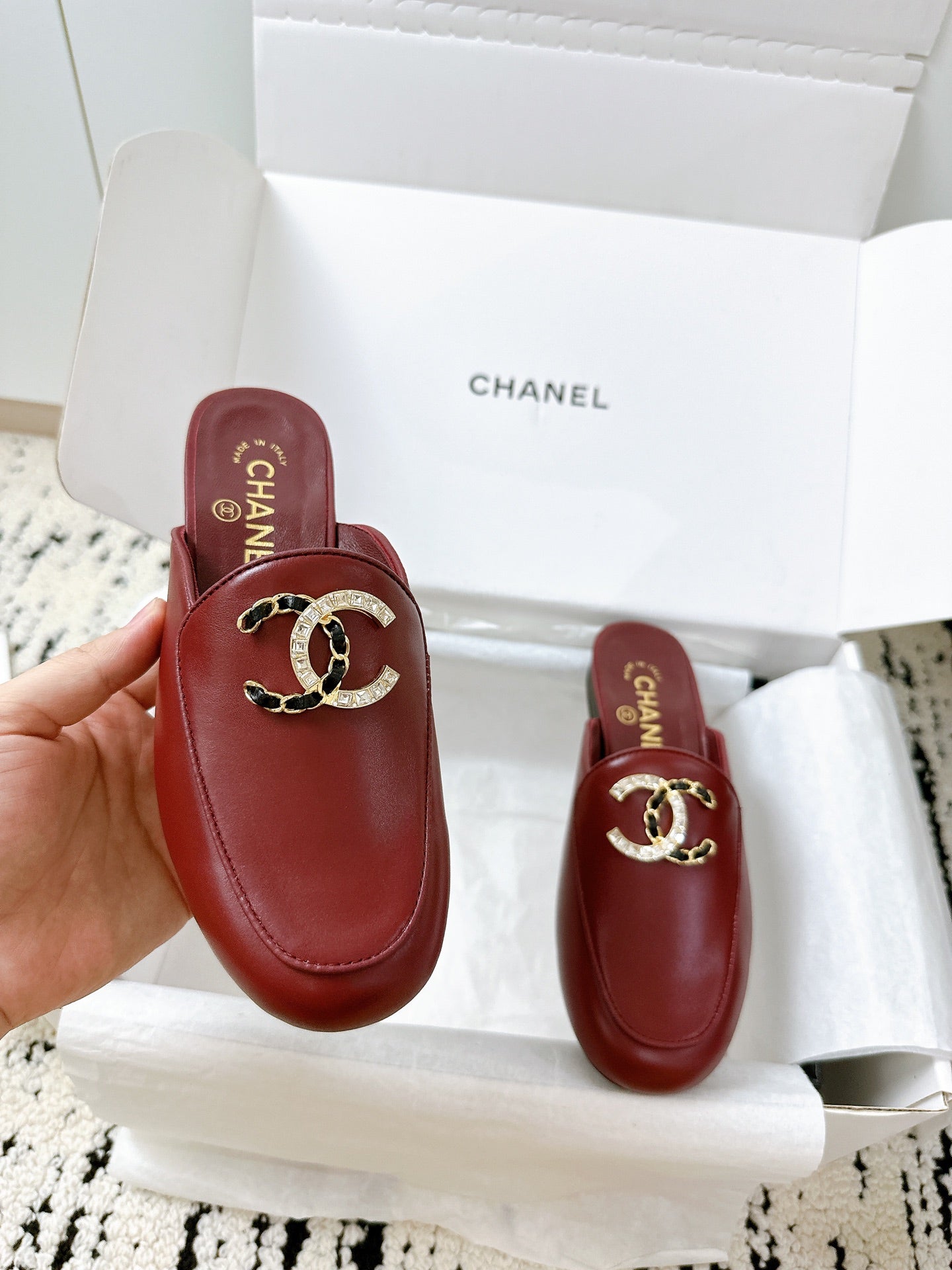 CC FLAT MULE IN RUBY RED CALFSKIN HARDWARE WITH ROCK MIX CHAIN