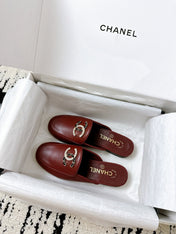 CC FLAT MULE IN RUBY RED CALFSKIN HARDWARE WITH ROCK MIX CHAIN