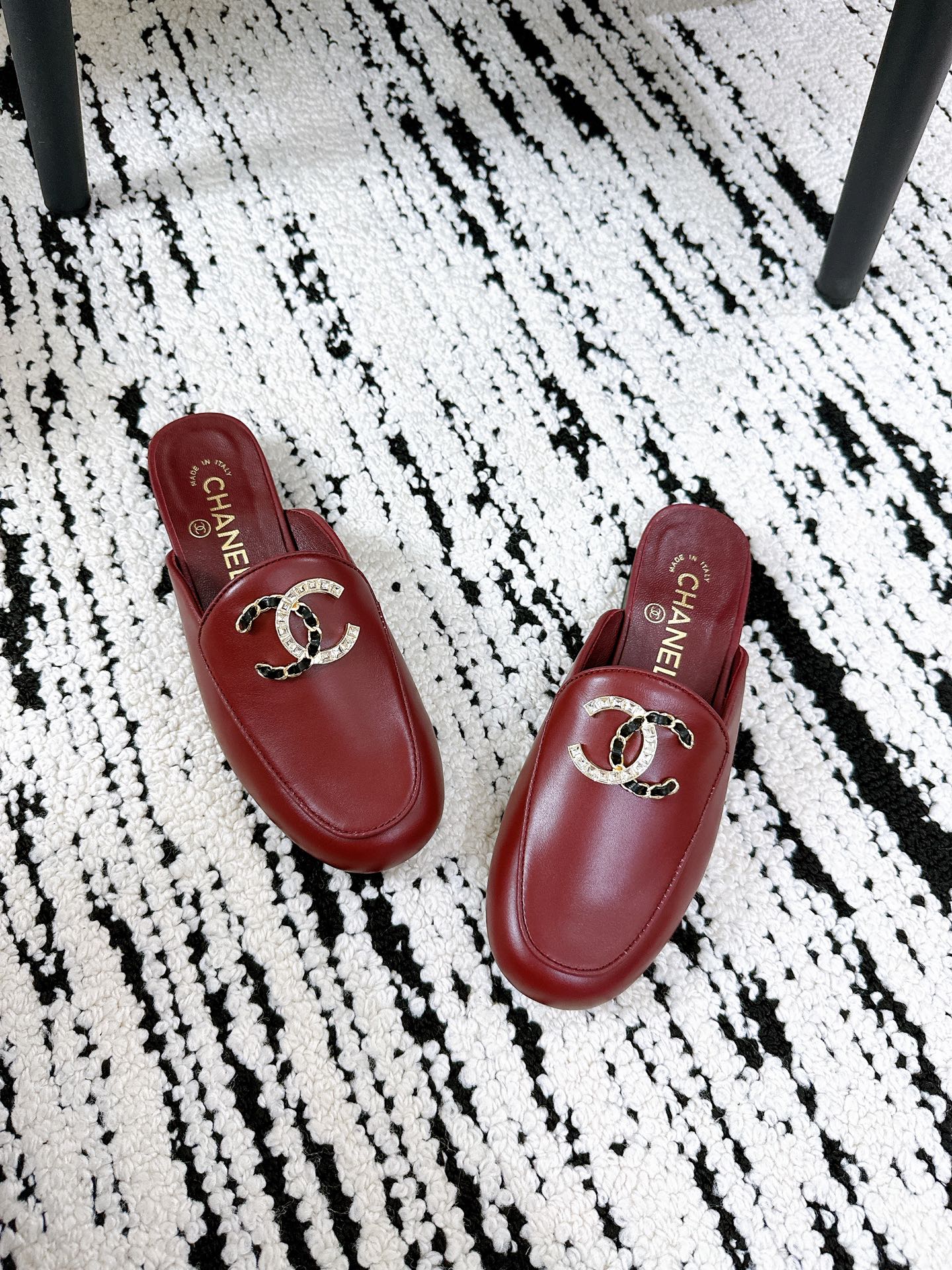 CC FLAT MULE IN RUBY RED CALFSKIN HARDWARE WITH ROCK MIX CHAIN
