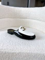 CC FLAT MULE IN WHITE AND BLACK CALFSKIN HARDWARE WITH ROCK MIX CHAIN