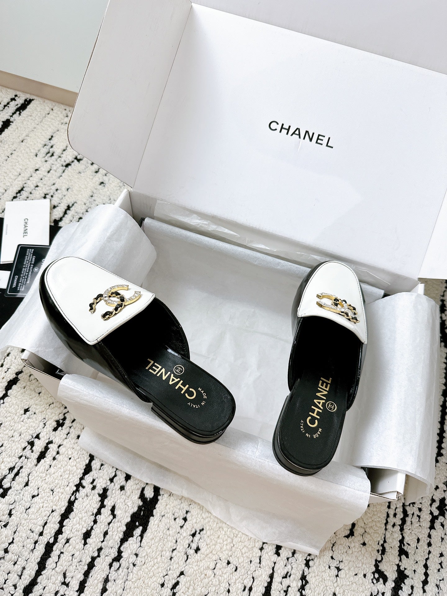 CC FLAT MULE IN WHITE AND BLACK CALFSKIN HARDWARE WITH ROCK MIX CHAIN