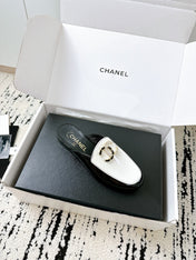 CC FLAT MULE IN WHITE AND BLACK CALFSKIN HARDWARE WITH ROCK MIX CHAIN