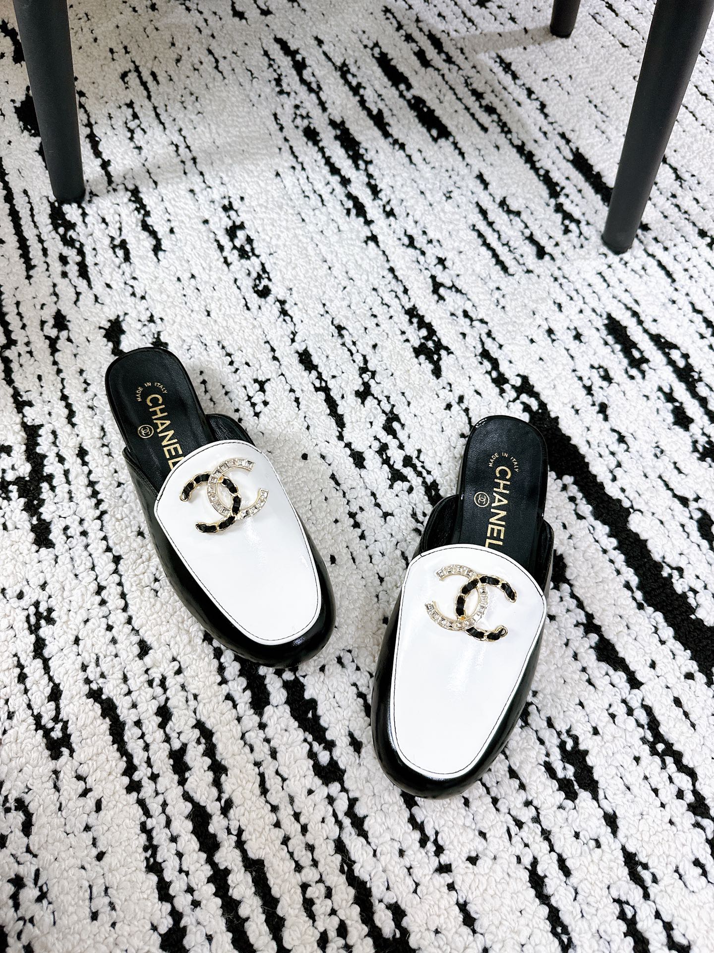 CC FLAT MULE IN WHITE AND BLACK CALFSKIN HARDWARE WITH ROCK MIX CHAIN