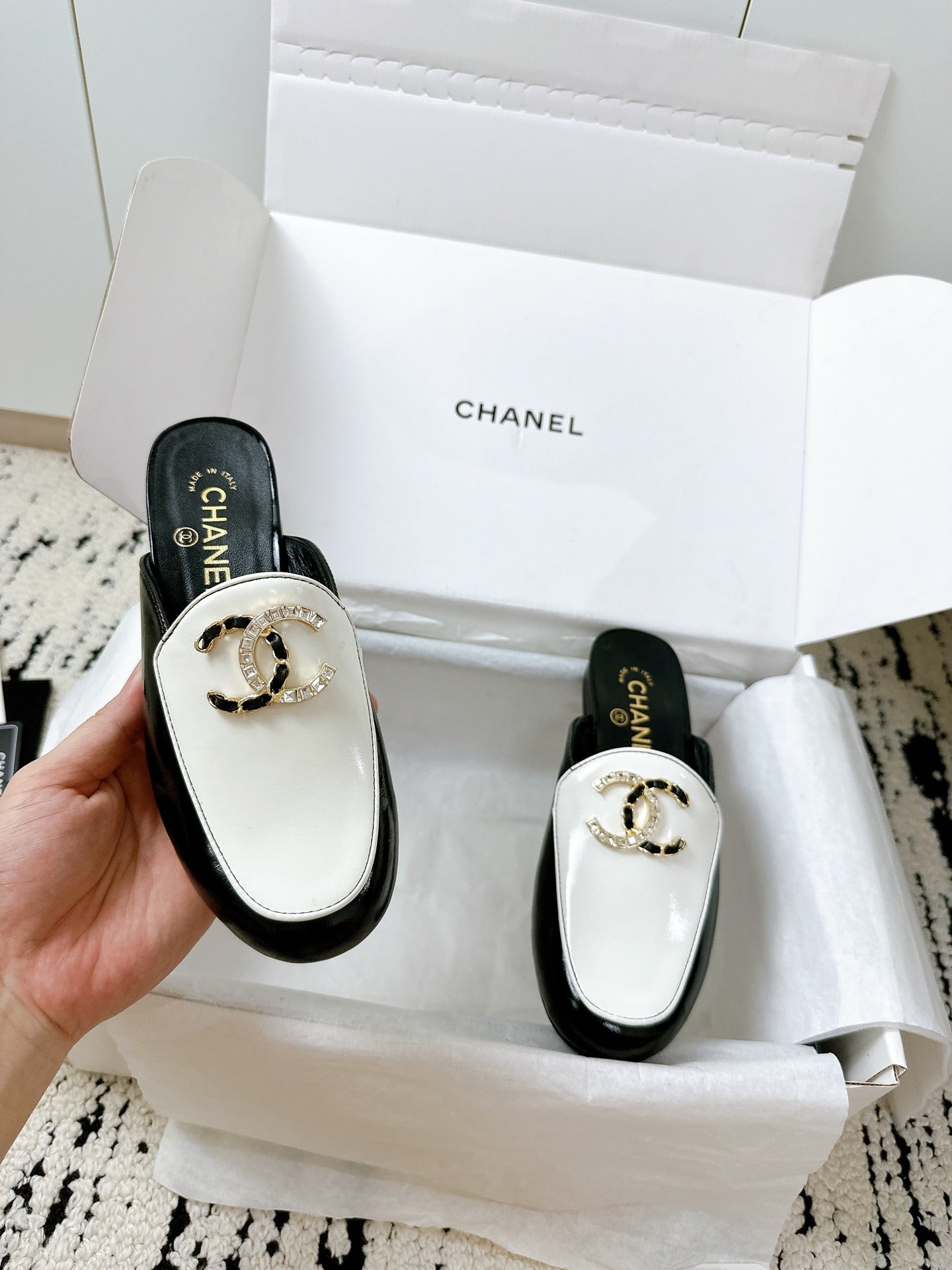 CC FLAT MULE IN WHITE AND BLACK CALFSKIN HARDWARE WITH ROCK MIX CHAIN