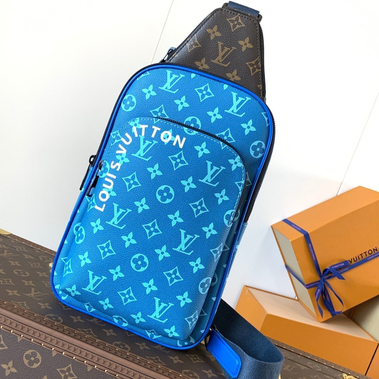 AVENUE SLINGBAG 31 IN BLUE AND BROWN TAIGA LEATHER