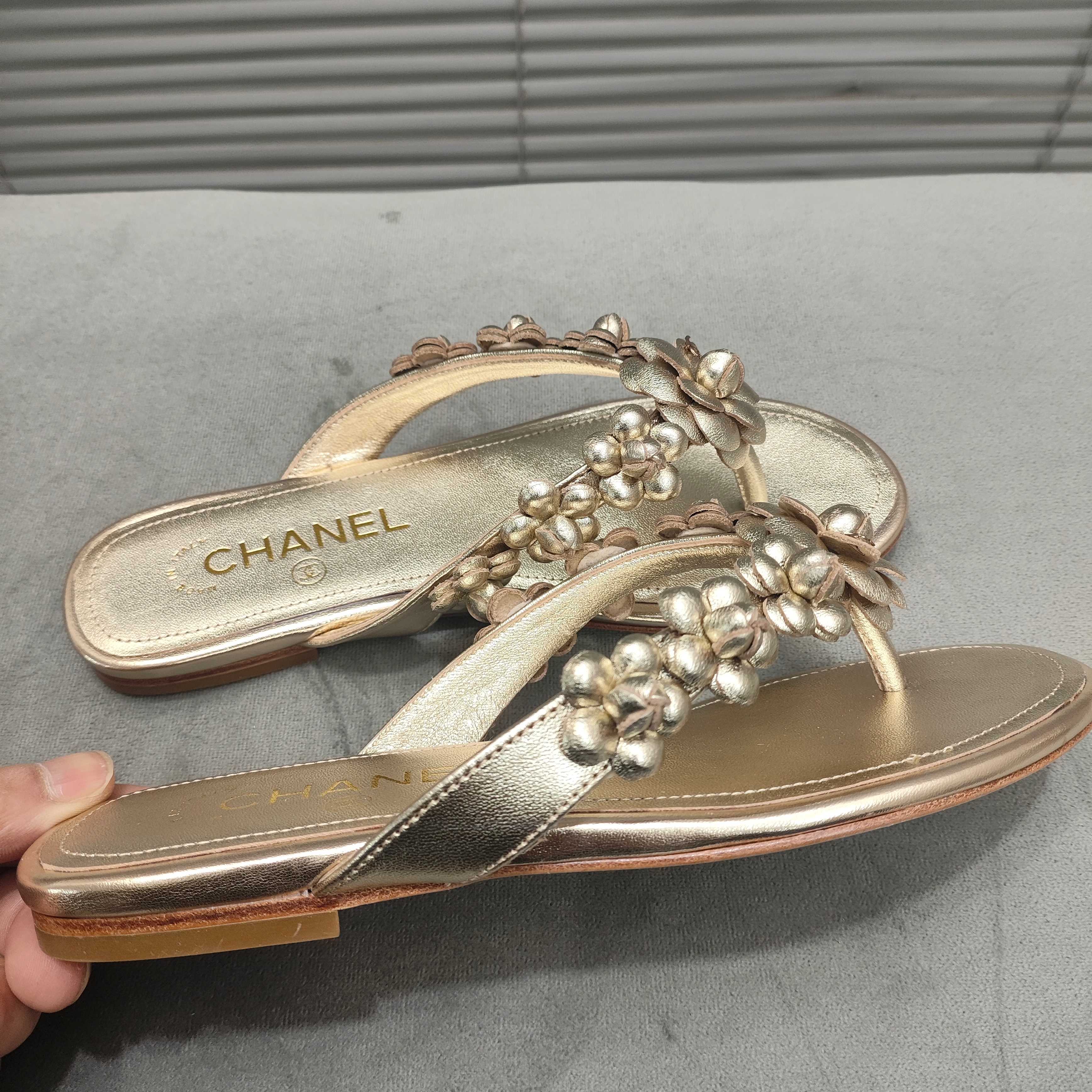 THONG SLIPPERS CAMELLIA IN GOLD PANTENT CALFSKIN