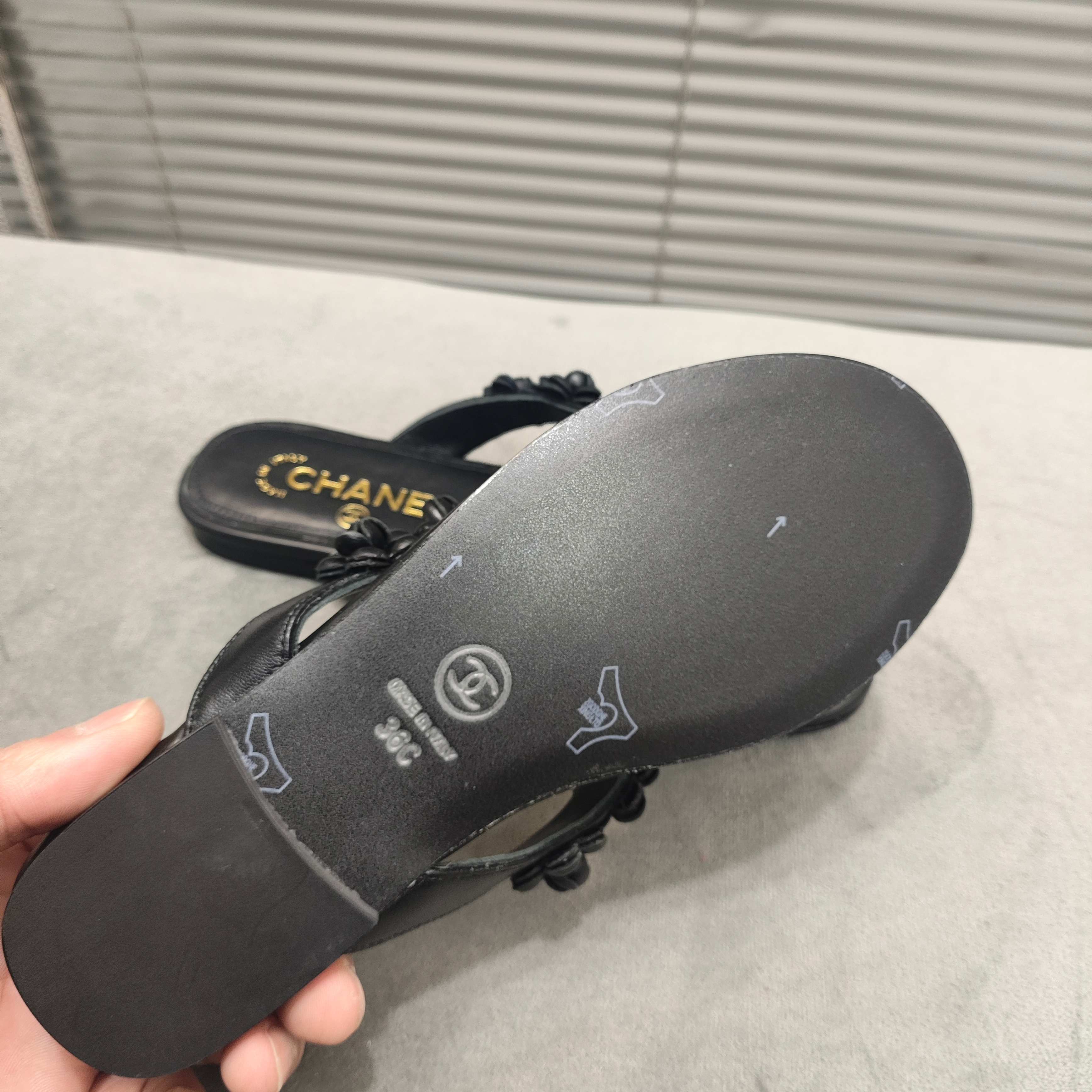 THONG SLIPPERS CAMELLIA IN BLACK SOFT LEATHER