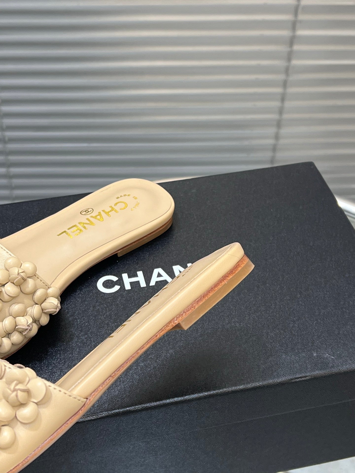 SLIPPERS CAMELLIA IN BEIGE CALFSKIN