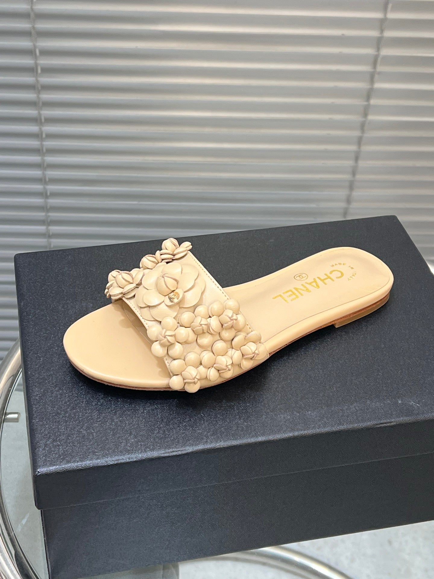 SLIPPERS CAMELLIA IN BEIGE CALFSKIN