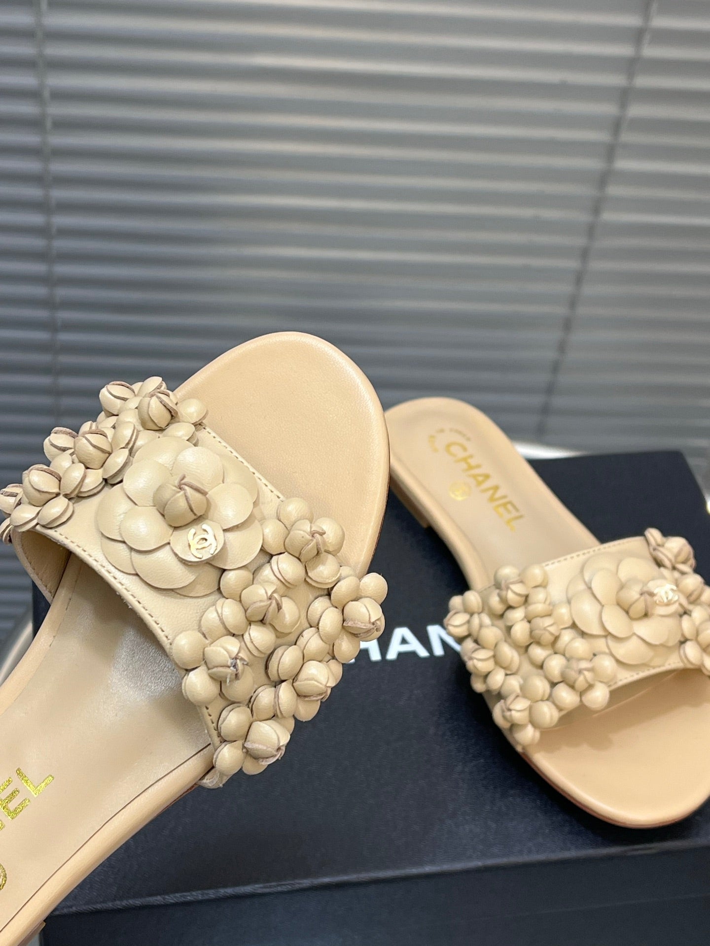 SLIPPERS CAMELLIA IN BEIGE CALFSKIN