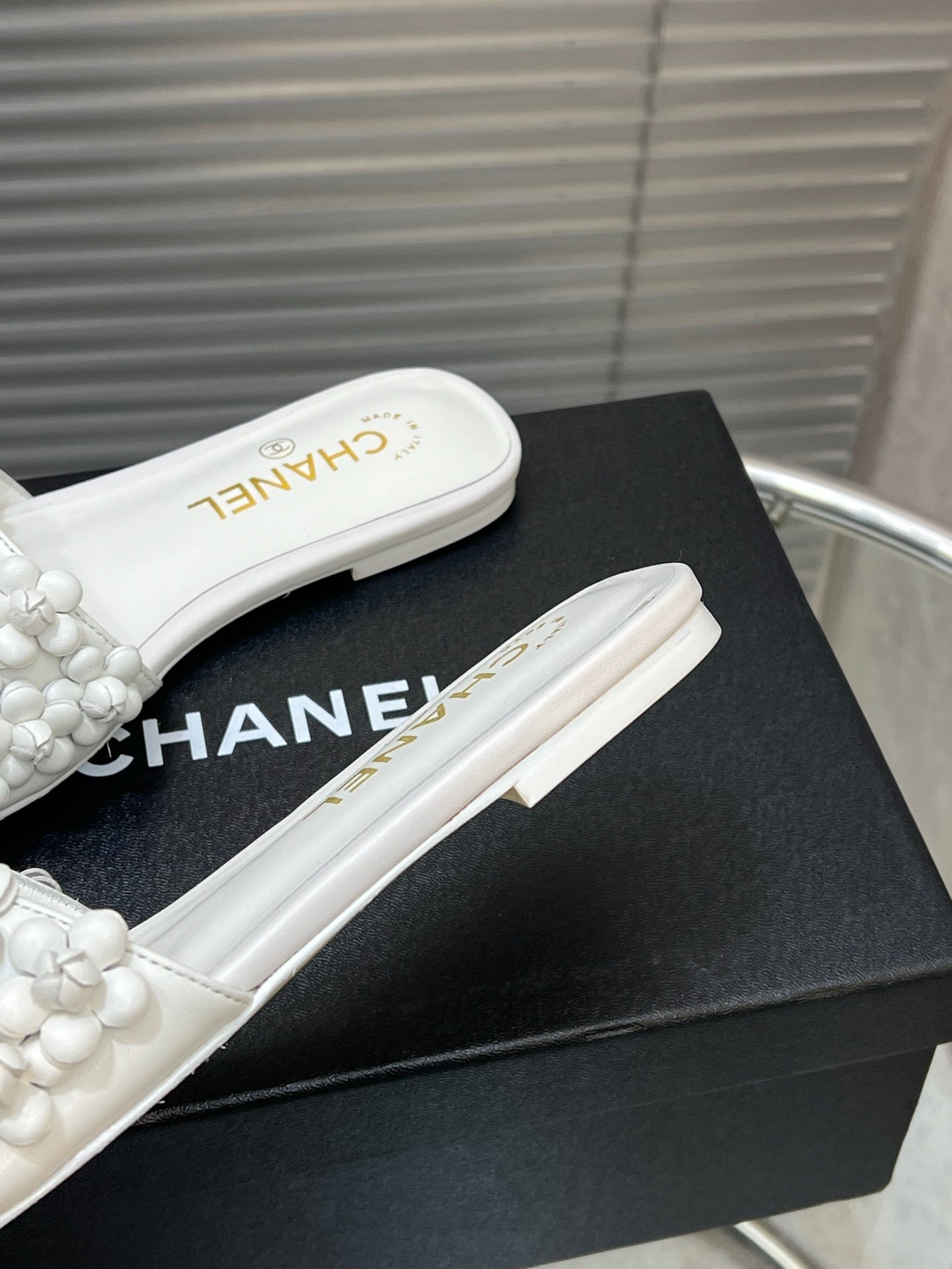 SLIPPERS CAMELLIA IN WHITE CALFSKIN