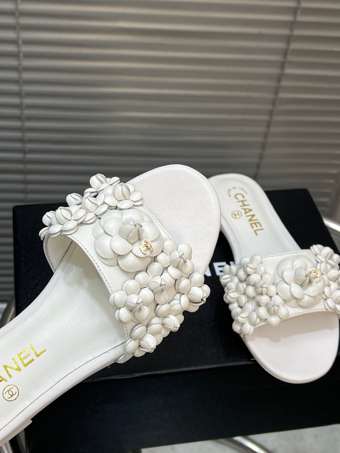 SLIPPERS CAMELLIA IN WHITE CALFSKIN