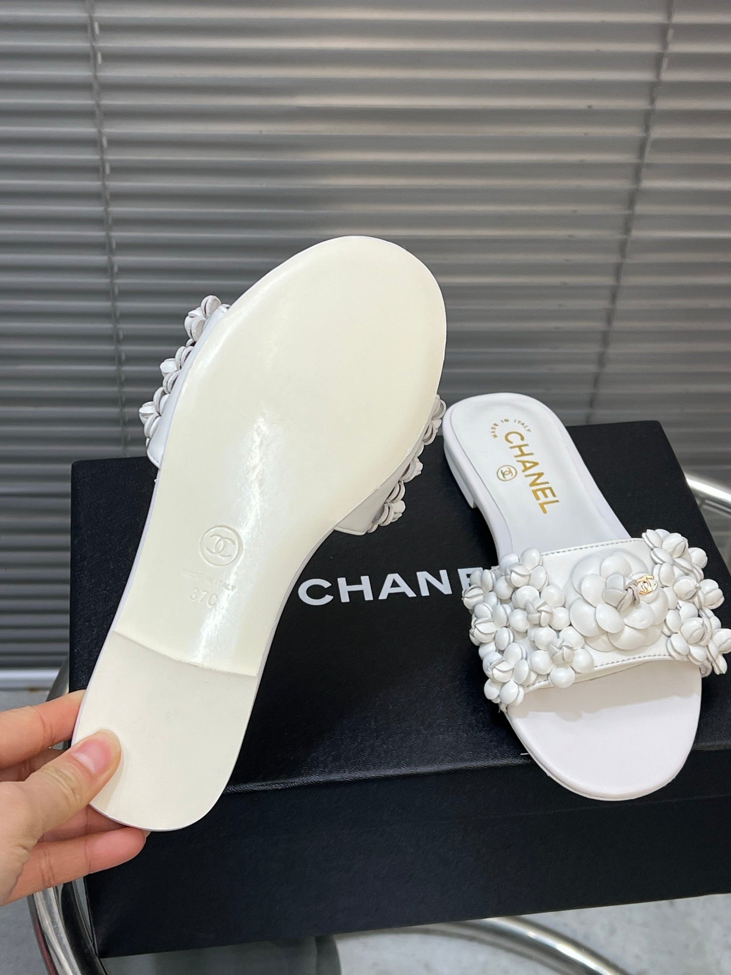 SLIPPERS CAMELLIA IN WHITE CALFSKIN