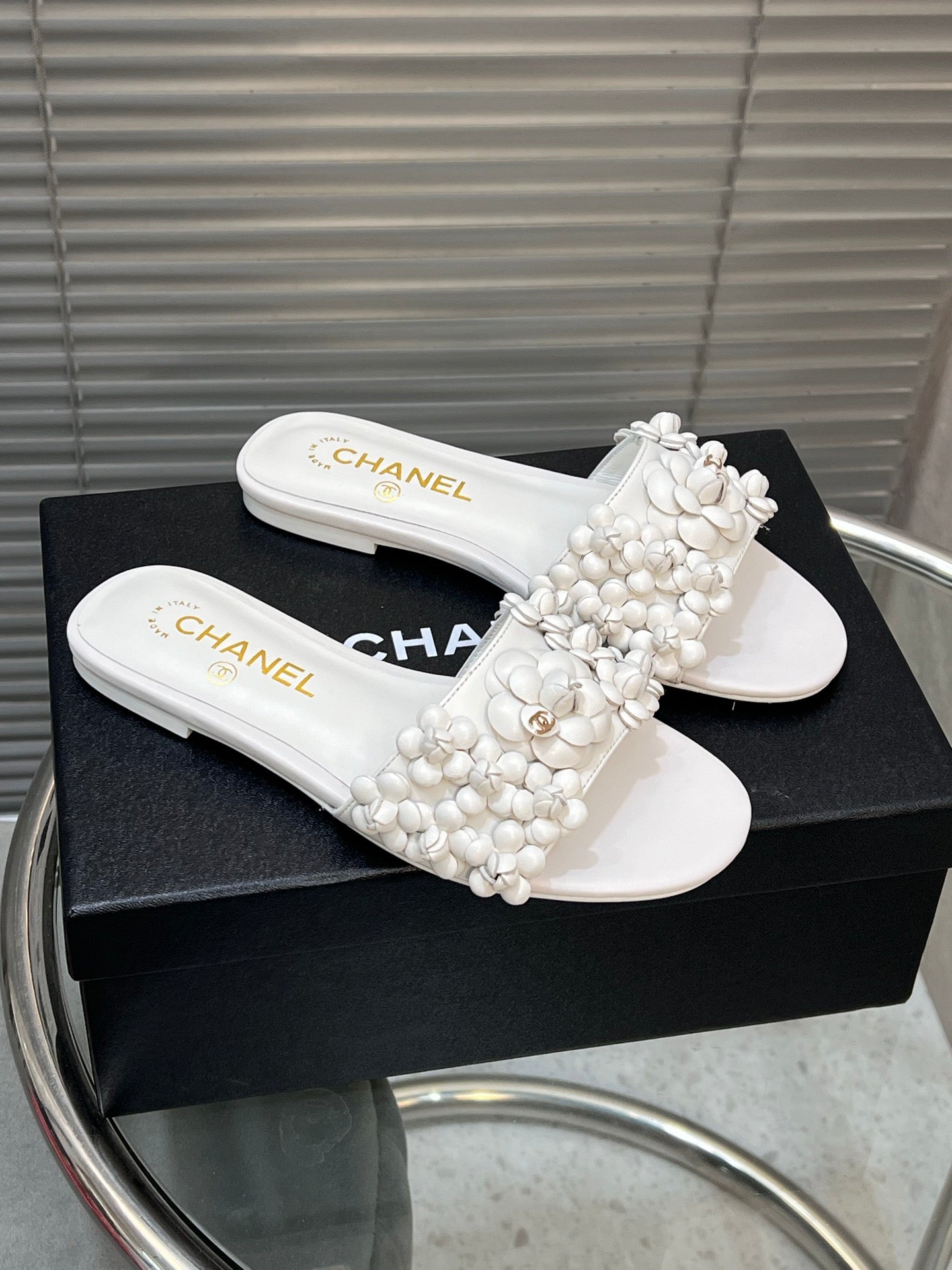 SLIPPERS CAMELLIA IN WHITE CALFSKIN