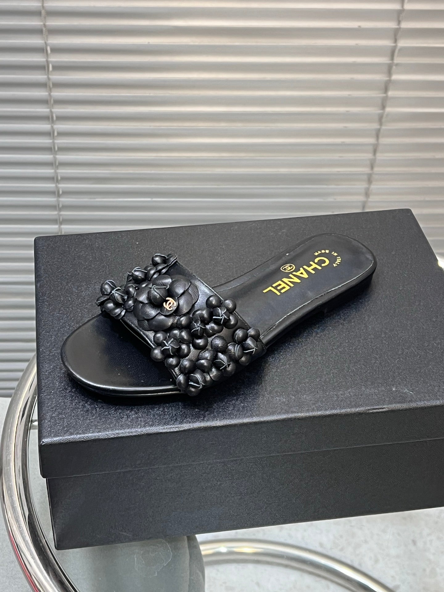 SLIPPERS CAMELLIA IN BLACK CALFSKIN