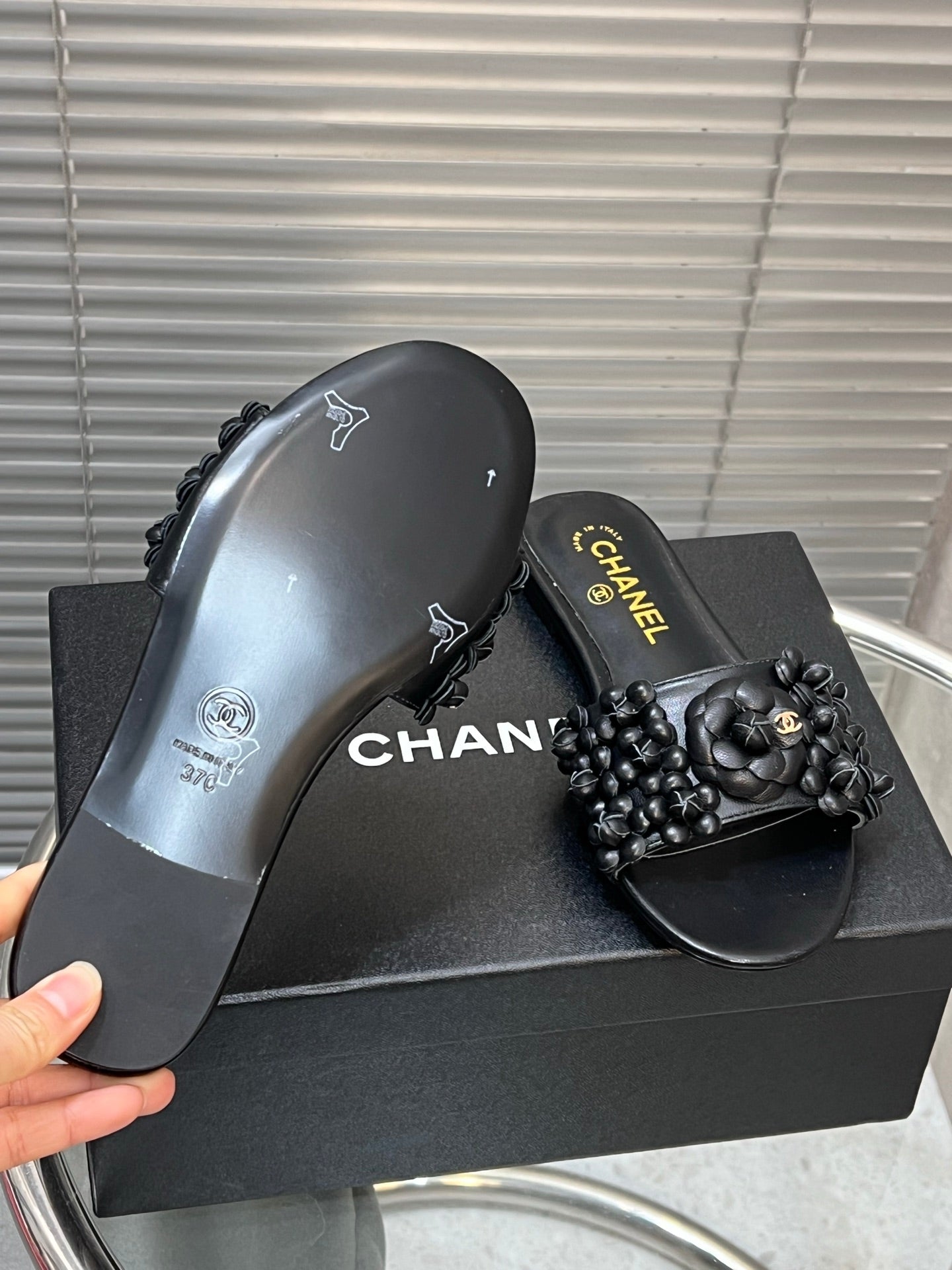 SLIPPERS CAMELLIA IN BLACK CALFSKIN