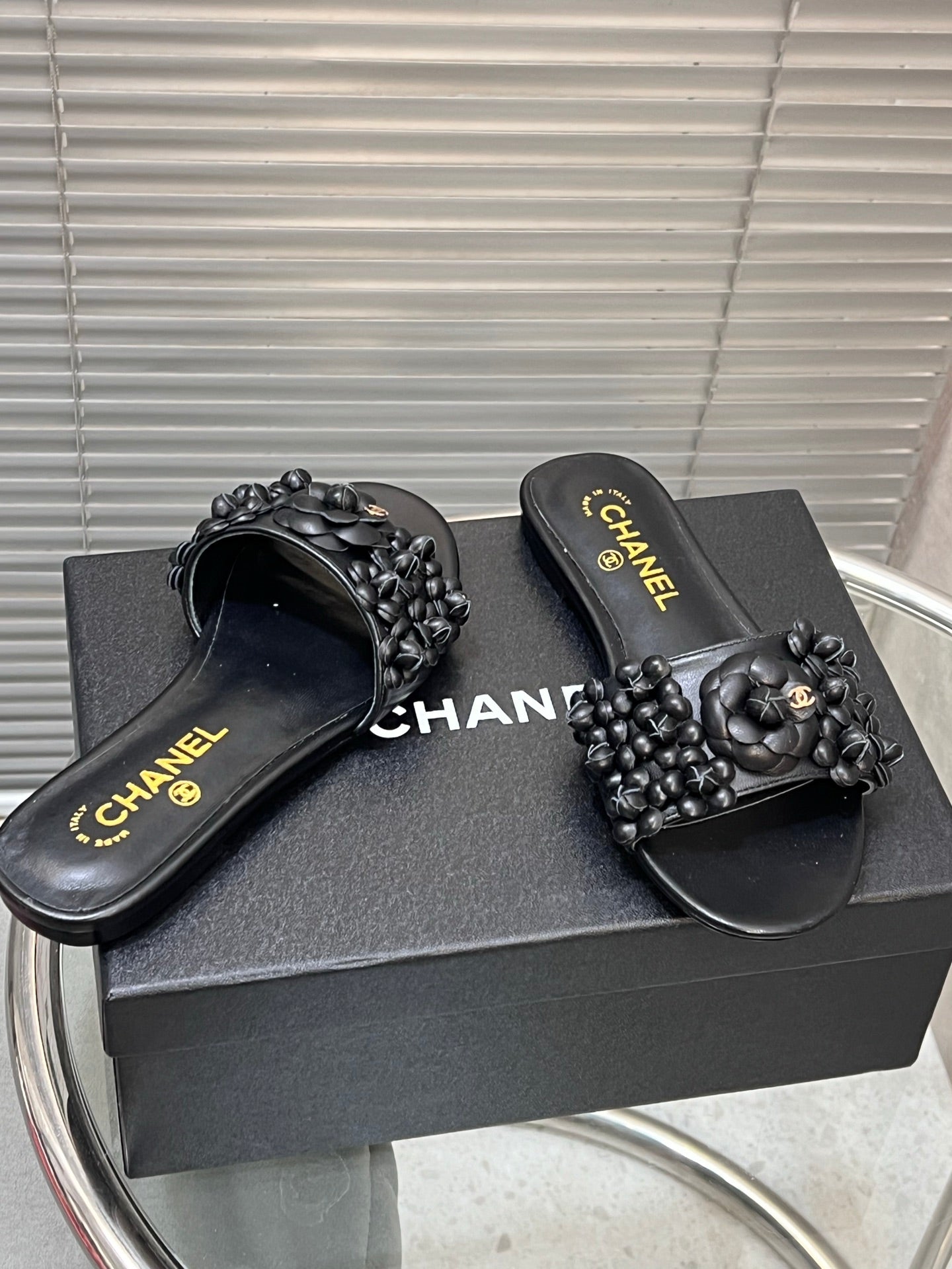 SLIPPERS CAMELLIA IN BLACK CALFSKIN