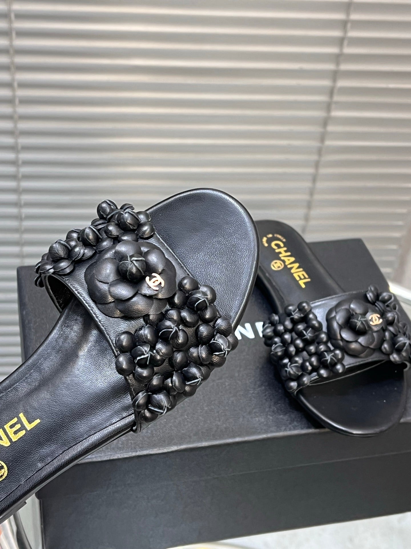 SLIPPERS CAMELLIA IN BLACK CALFSKIN