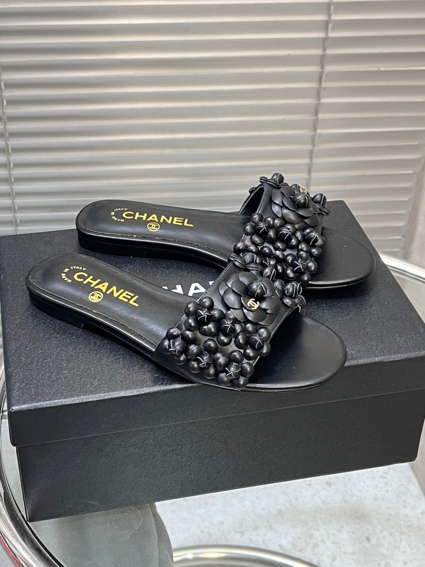 SLIPPERS CAMELLIA IN BLACK CALFSKIN