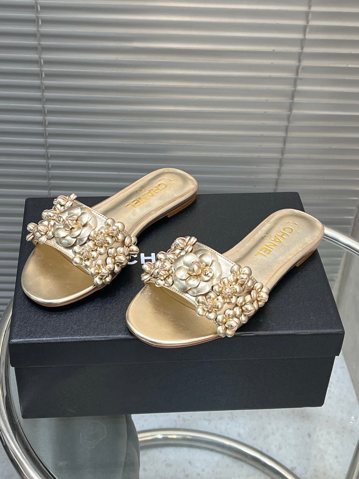 SLIPPERS CAMELLIA IN GOLD PANTENT CALFSKIN