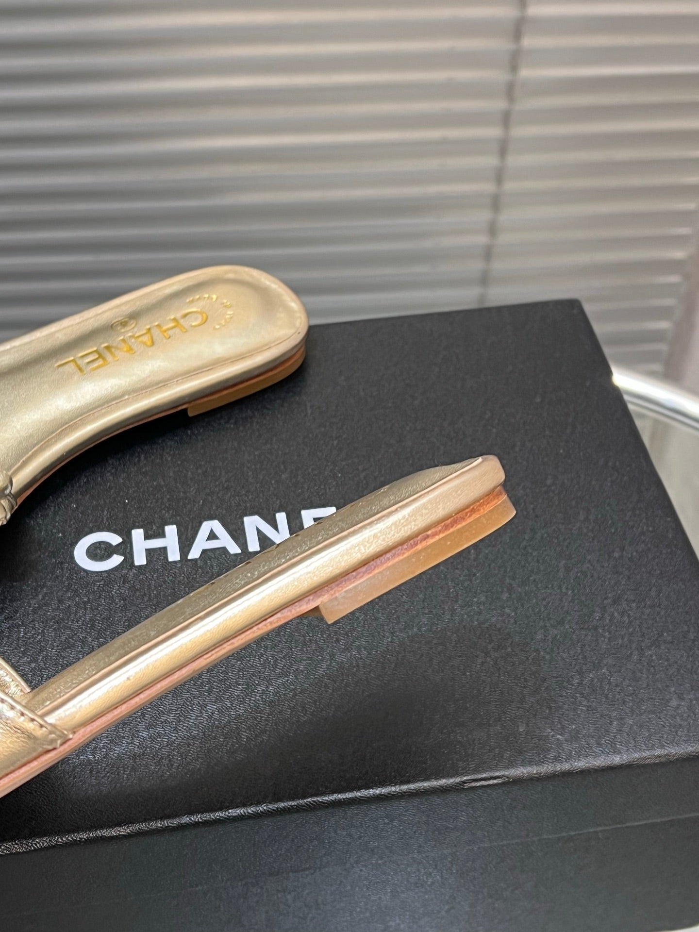 SLIPPERS CAMELLIA IN GOLD PANTENT CALFSKIN