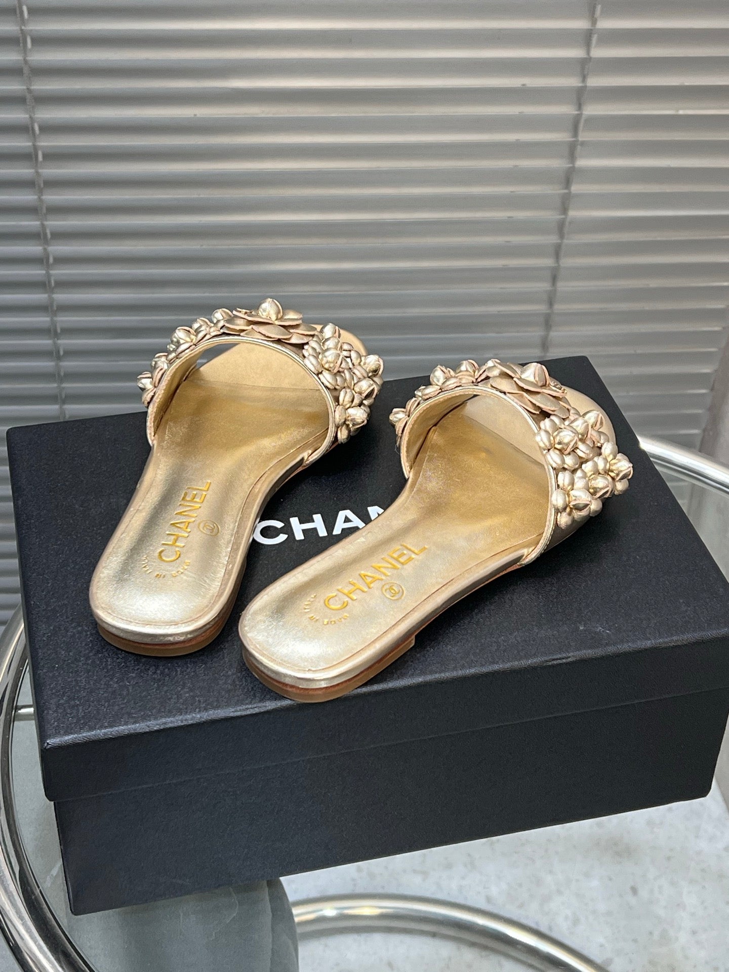 SLIPPERS CAMELLIA IN GOLD PANTENT CALFSKIN