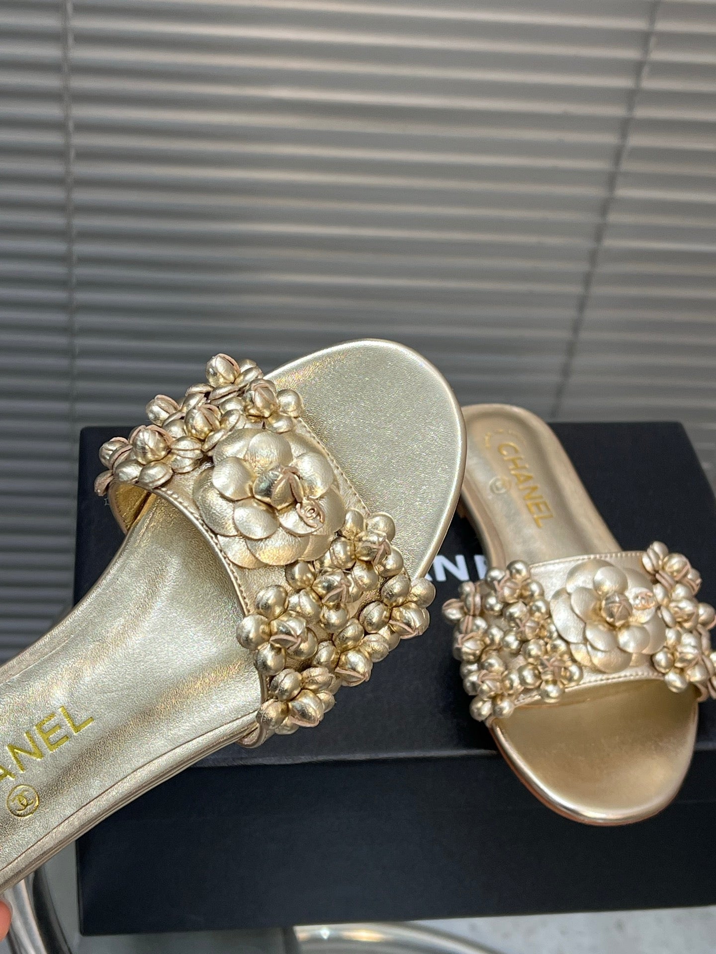 SLIPPERS CAMELLIA IN GOLD PANTENT CALFSKIN