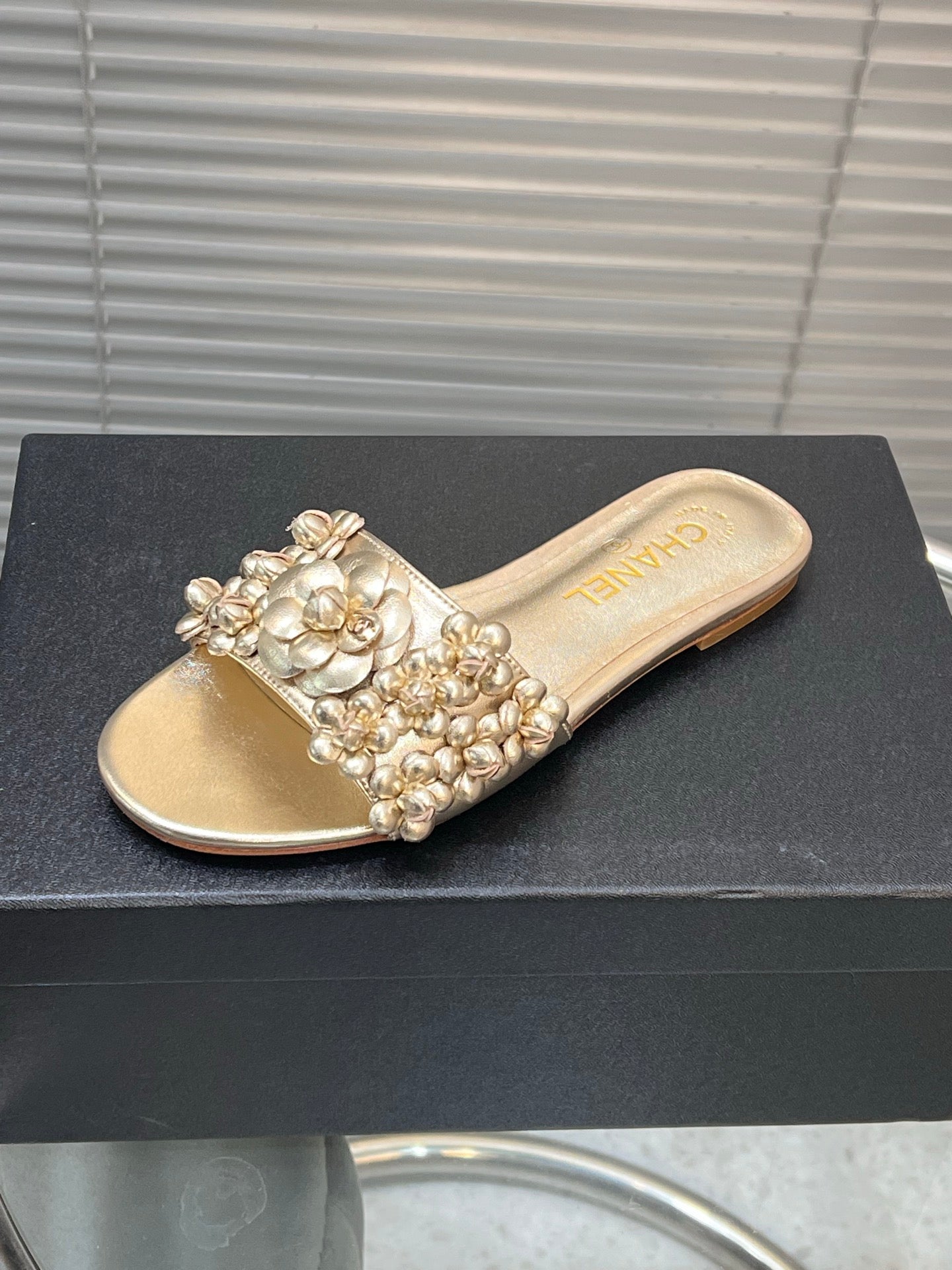 SLIPPERS CAMELLIA IN GOLD PANTENT CALFSKIN