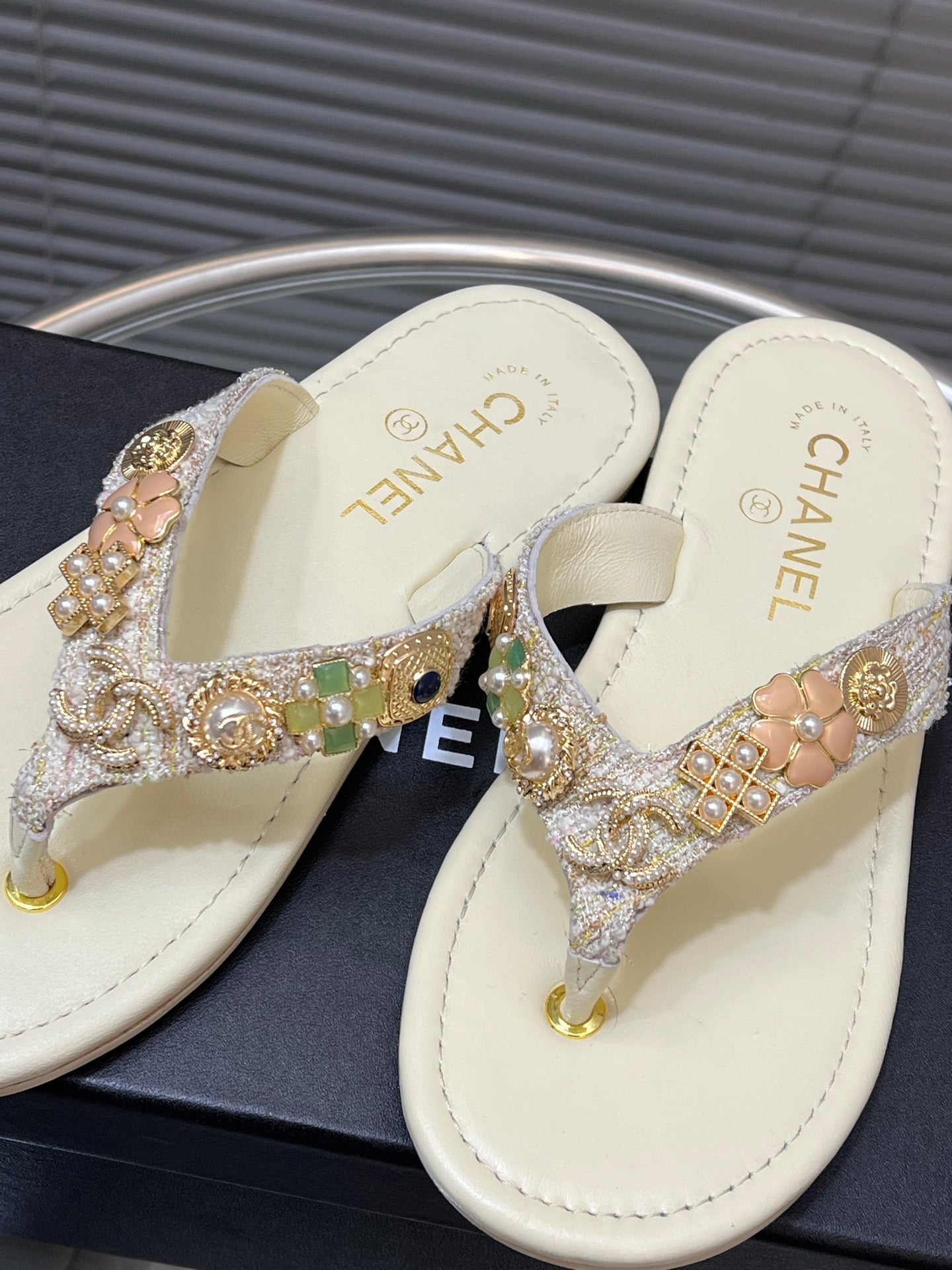 THONG SLIPPERS IN CREAM WHITE SOFT LEATHER WITH LOGO STICKER DETAIL