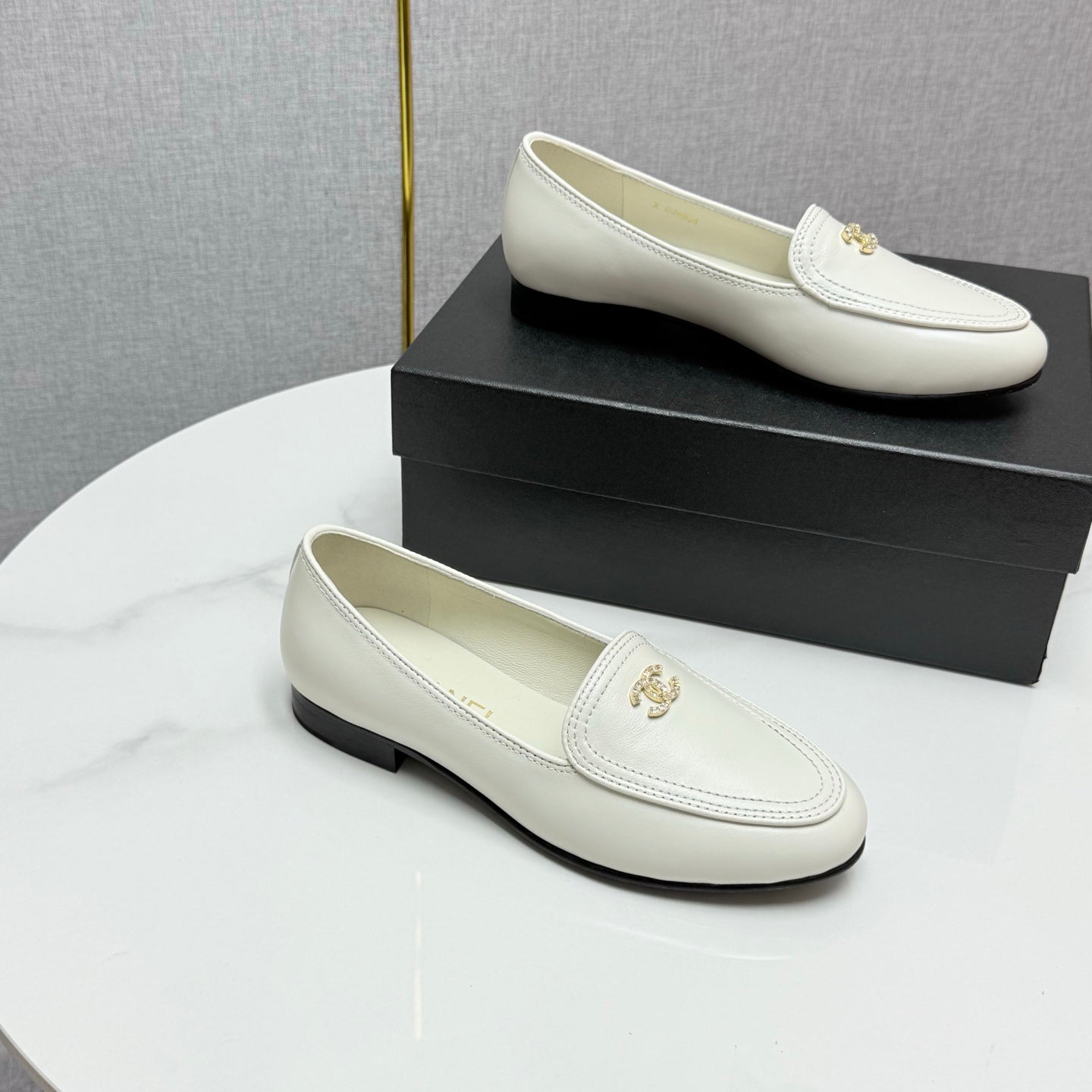 CC LOAFERS 25S IN WHITE CALFSKIN GOLD HARDWARE WITH STONES