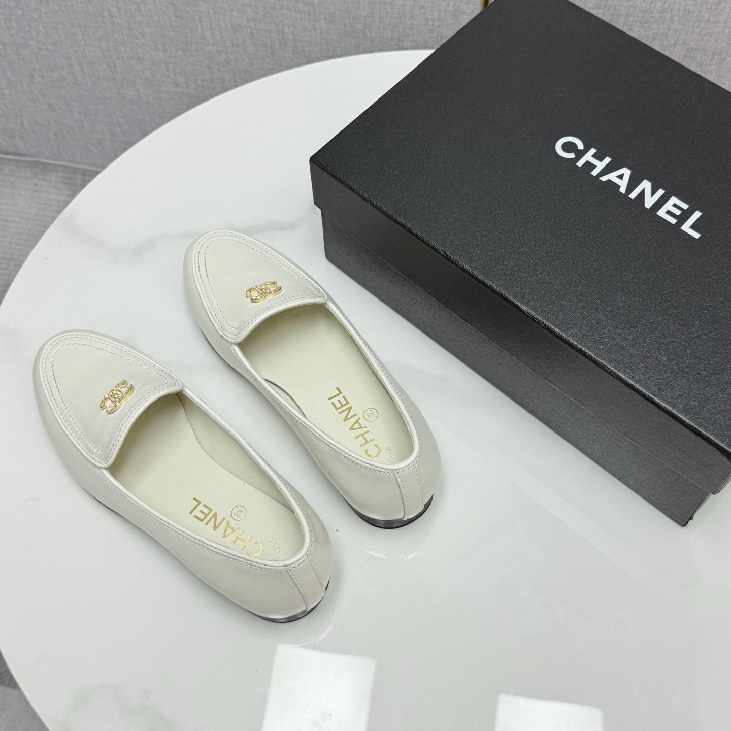 CC LOAFERS 25S IN WHITE CALFSKIN GOLD HARDWARE WITH STONES