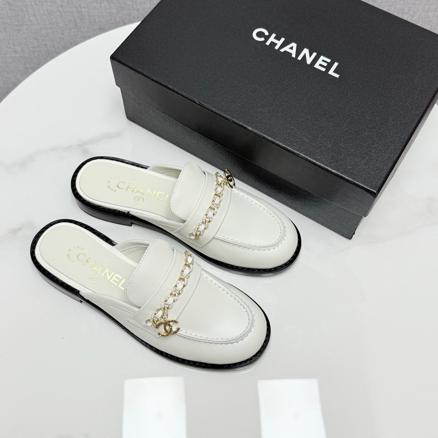 CC FLAT MULE 25S IN WHITE CALFSKIN STYLE 5