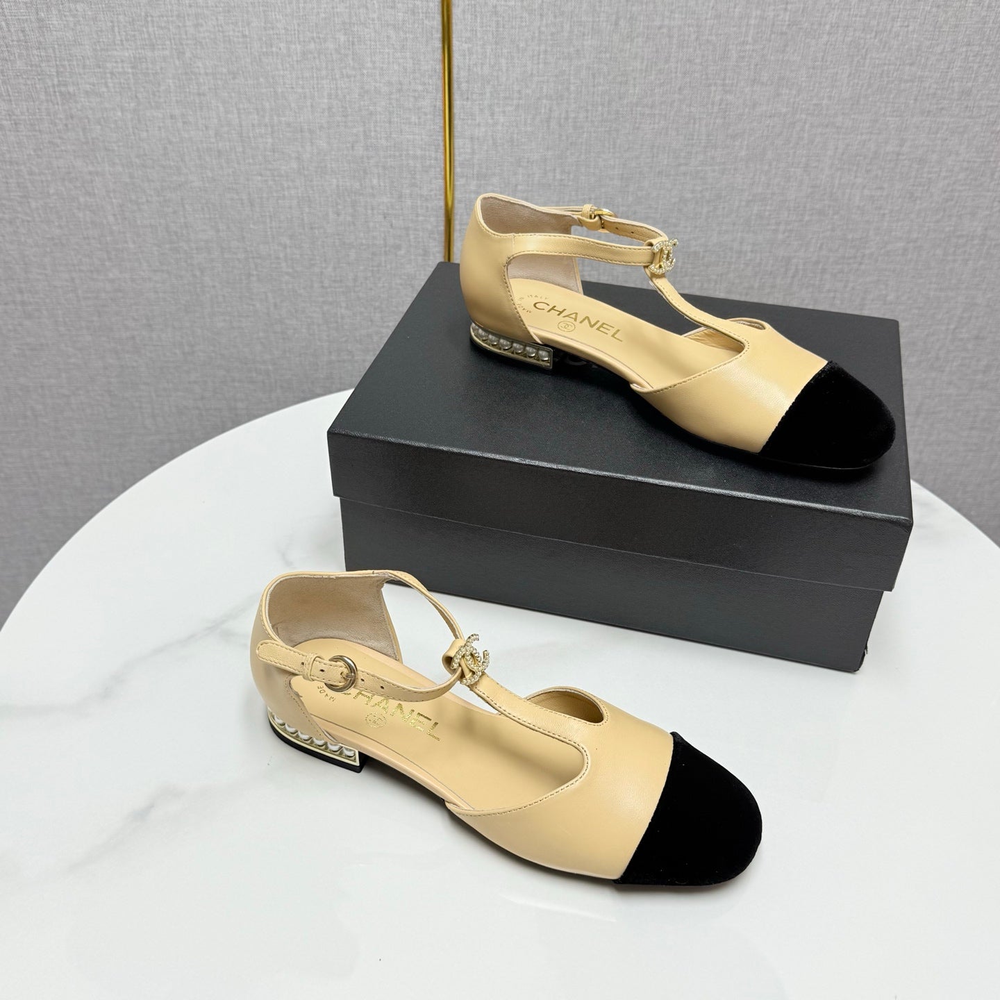 CC MARY JANE 25S IN BEIGE LAMBSKIN AND BLACK SUEDE WITH PEARL HEEL