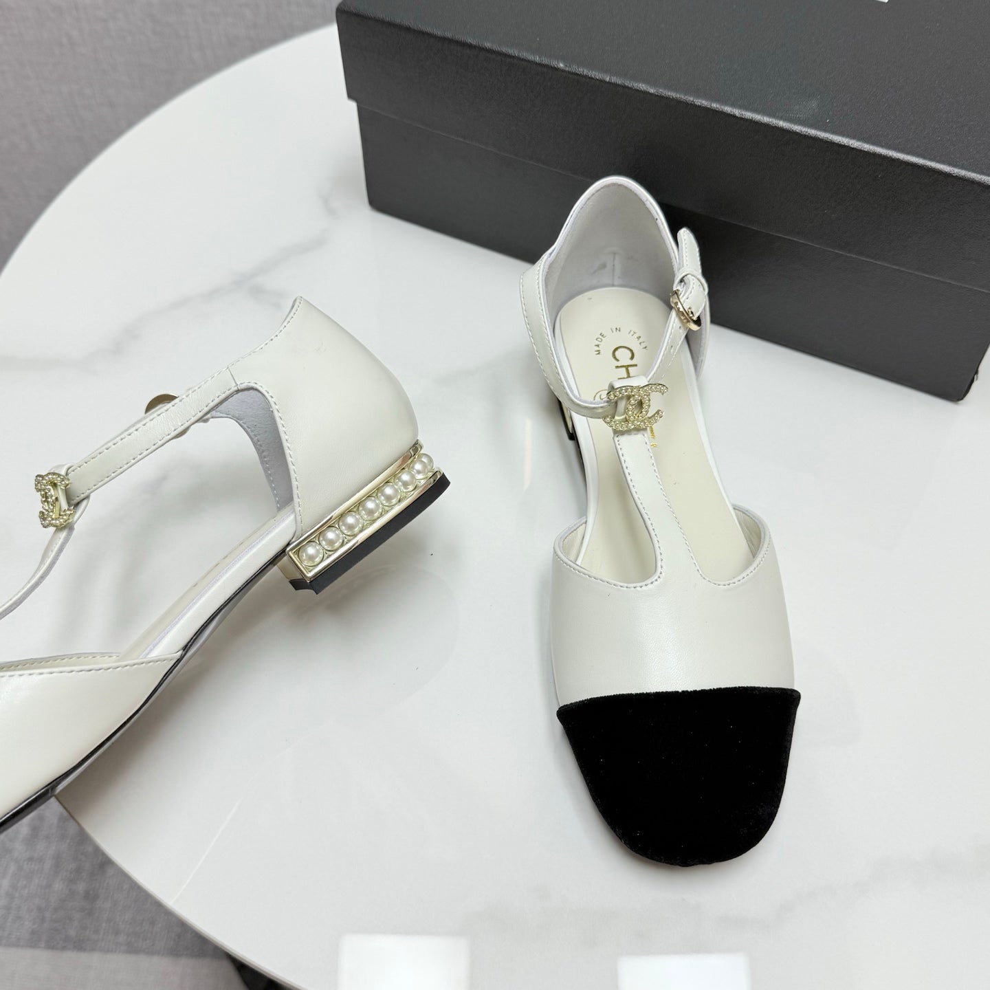 CC MARY JANE 25S IN WHITE LAMBSKIN AND BLACK SUEDE WITH PEARL HEEL